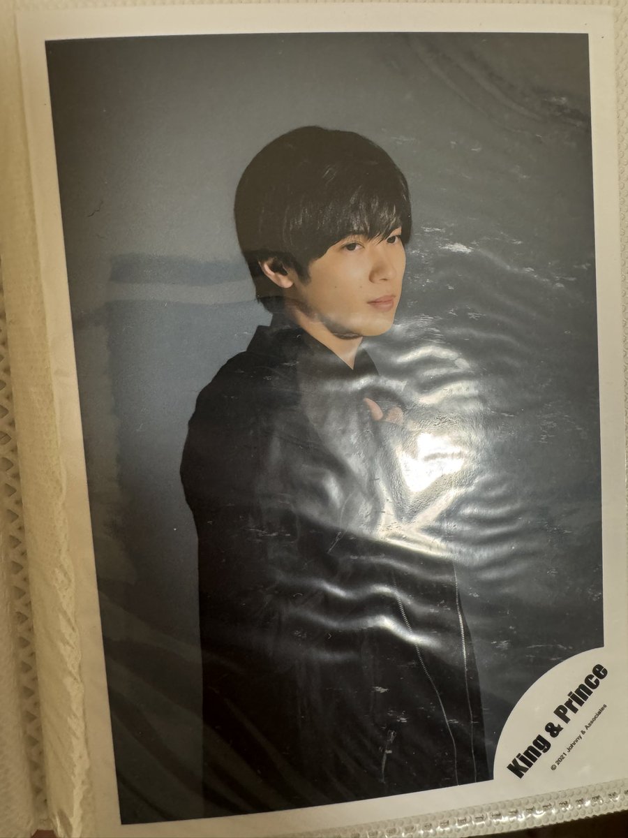 ema_ema556's tweet photo. あんまりこういうの上げたくないけど。
2021年に東京のJohnnys storeに予約し足を運んで買った生写真。
結構買ってて、生写真だけで8000円を超えた記憶があります。
ちなみに、当時は神宮寺推しでした🤞🏻💙 https://t.co/rkZWZXCilu