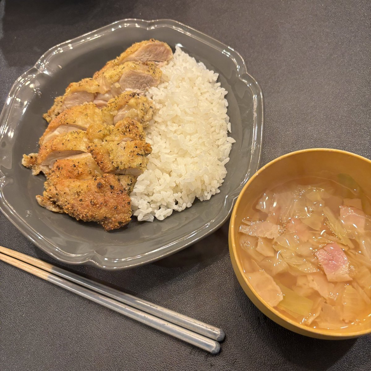 omotigayaseru's tweet photo. 夕食🍽️

鶏肉と米
最高の組み合わせ✨
ここにブロッコリーがあればさらに良し👍
明日から連勤なので食べて乗り切る💪

今日も１日お疲れ様でした🙇‍♂️

#ダイエット垢さんと繋がりたい
#ダイエット仲間募集中 https://t.co/nUa2rrO0ZA