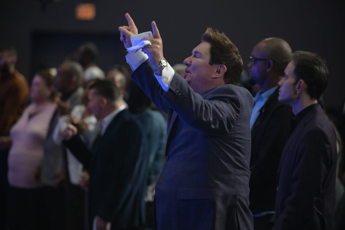 pastorDanWillis's tweet photo. Such a glorious time this past weekend at church!

#church #chicago #faith #danwillis https://t.co/hRUW75ypJz
