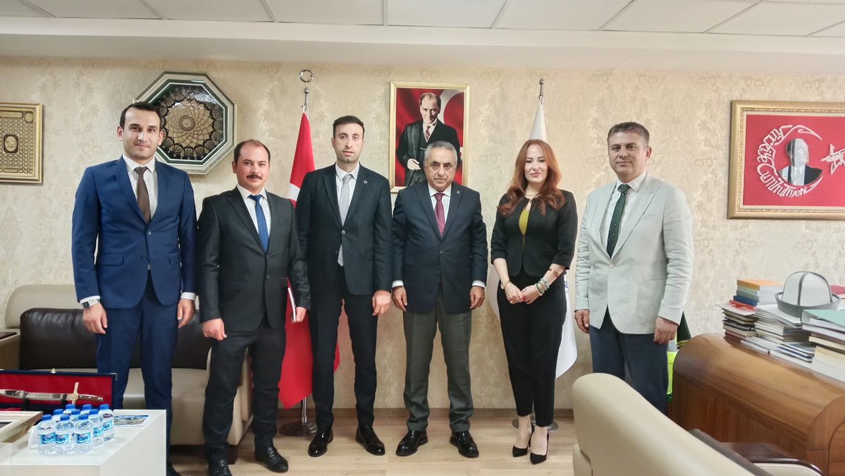 TurkesGuney's tweet photo. 📌 Yeterliğe Tabi Gelir Uzmanları Derneği Yönetim Kurulu Başkanı Sayın Hasan Saka ve beraberindeki heyet sendikamızı ziyaret ettiler.

📌 Ziyarette gelir uzmanlarının sorun ve talepleri ile ilgili hususlarda görüşlerimiz ifade edildi. Bu kapsamda;

🔴 Taşra kariyer uzmanlarının 375 S. KHK’ya ekli III sayılı cetvelde yer alması,
🔴 Gelir uzmanlarına vergi incelemesi yetkisi verilmesi,
🔴 Gelir uzmanlarının görev tanımlarının yapılması,
🔴 Gelir uzmanlarının Gelir İdaresi Başkanlığı Yönetici Atama Yönetmeliğine göre sınavlarına girebileceği kadrolarda idarenin yeniden düzenleme yapması,
konuları başta olmak üzere Gelir İdaresi Başkanlığı’nın temel insan kaynağı olan gelir uzmanlarına ilişkin son derece verimli bir görüşme gerçekleştirilmiştir.

📌 Nazik ziyaretleri için  Yeterliğe Tabi Gelir Uzmanları Derneği Başkanı Sayın Hasan Saka ve heyetine teşekkür ederiz.