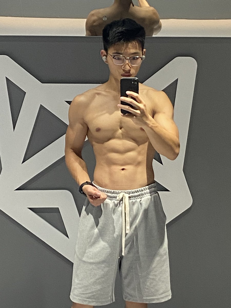 Abelre17's tweet photo. 🫡@AlanShao111 薄肌圣主
第一张这个视角有的夸张了
我练了两年了
我自认为还可以
所以说
你不去练你怎么知道你是怎么样的
好吧薄肌
姐妹兄弟们薄起 https://t.co/xEAYKE1ZRh