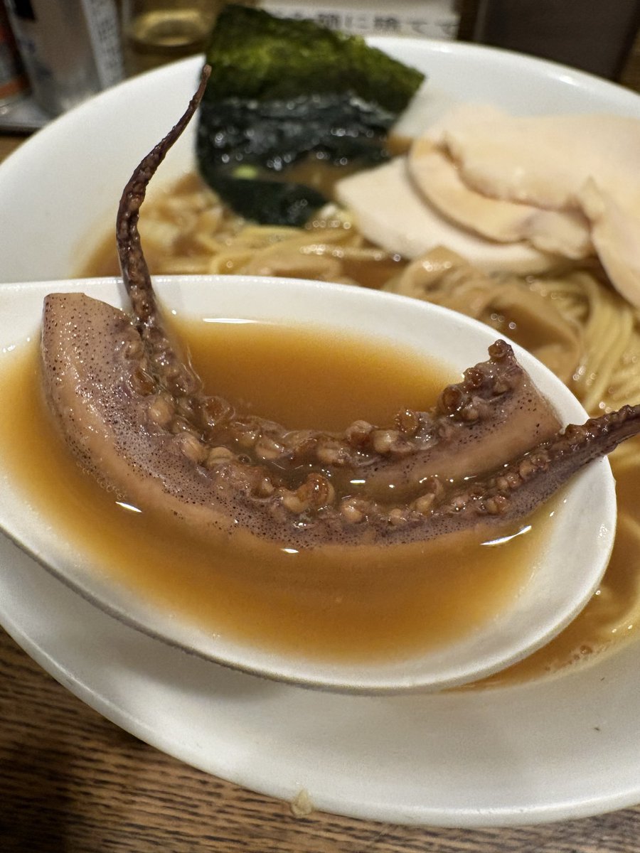 shinoken_voice's tweet photo. 初見じゃ辿り着けません🫪

新橋 纏(まとい)
烏賊干鶏白湯そば

烏賊干の旨みと鳥のコクが最高🔥
濃厚さを保ちつつ、後に引く重さが無いので最後まで美味しくいただける1杯🍜
鶏ムネ肉や穂先メンマ、イカゲソなど各種トッピングも👍
中細麺とも相性抜群でズバズバ啜れちゃう！

#ラーメン
#東京 https://t.co/5UsoFsflID