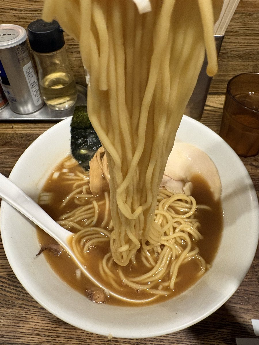 shinoken_voice's tweet photo. 初見じゃ辿り着けません🫪

新橋 纏(まとい)
烏賊干鶏白湯そば

烏賊干の旨みと鳥のコクが最高🔥
濃厚さを保ちつつ、後に引く重さが無いので最後まで美味しくいただける1杯🍜
鶏ムネ肉や穂先メンマ、イカゲソなど各種トッピングも👍
中細麺とも相性抜群でズバズバ啜れちゃう！

#ラーメン
#東京 https://t.co/5UsoFsflID