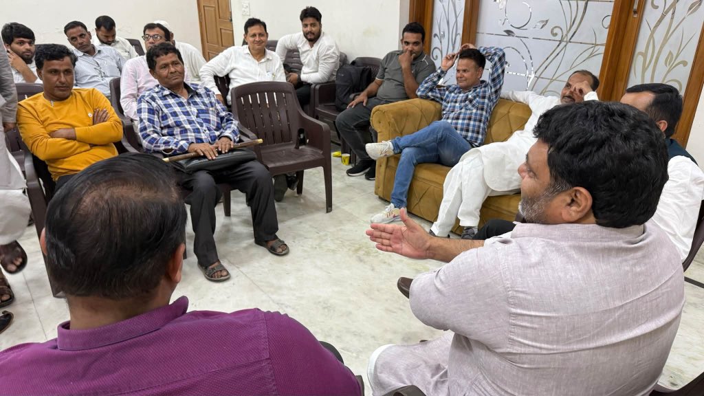 Kamalakhtar25's tweet photo. आज मुरादाबाद स्थित जिगर कॉलोनी अपने आवास पर क्षेत्रवासियों से आत्मीय मुलाकात कर उनकी समस्याओं एवं जनहित के विषयों पर सार्थक संवाद किया.

जनता से जुड़ाव, समस्याओं का समाधान और क्षेत्र का विकास यही संकल्प, यही प्राथमिकता. https://t.co/LFmJ0Q4NXR