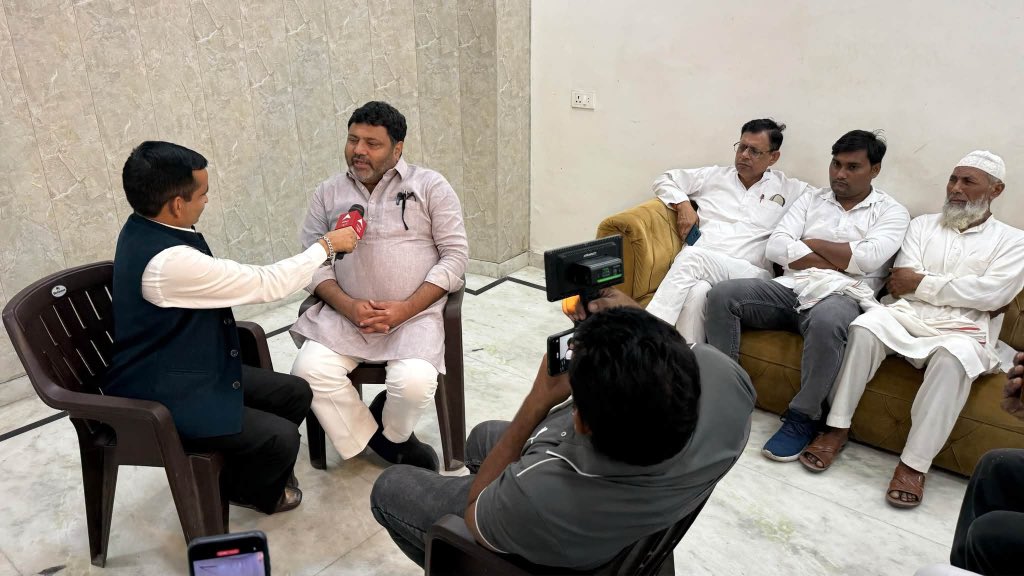 Kamalakhtar25's tweet photo. आज मुरादाबाद स्थित जिगर कॉलोनी अपने आवास पर क्षेत्रवासियों से आत्मीय मुलाकात कर उनकी समस्याओं एवं जनहित के विषयों पर सार्थक संवाद किया.

जनता से जुड़ाव, समस्याओं का समाधान और क्षेत्र का विकास यही संकल्प, यही प्राथमिकता. https://t.co/LFmJ0Q4NXR