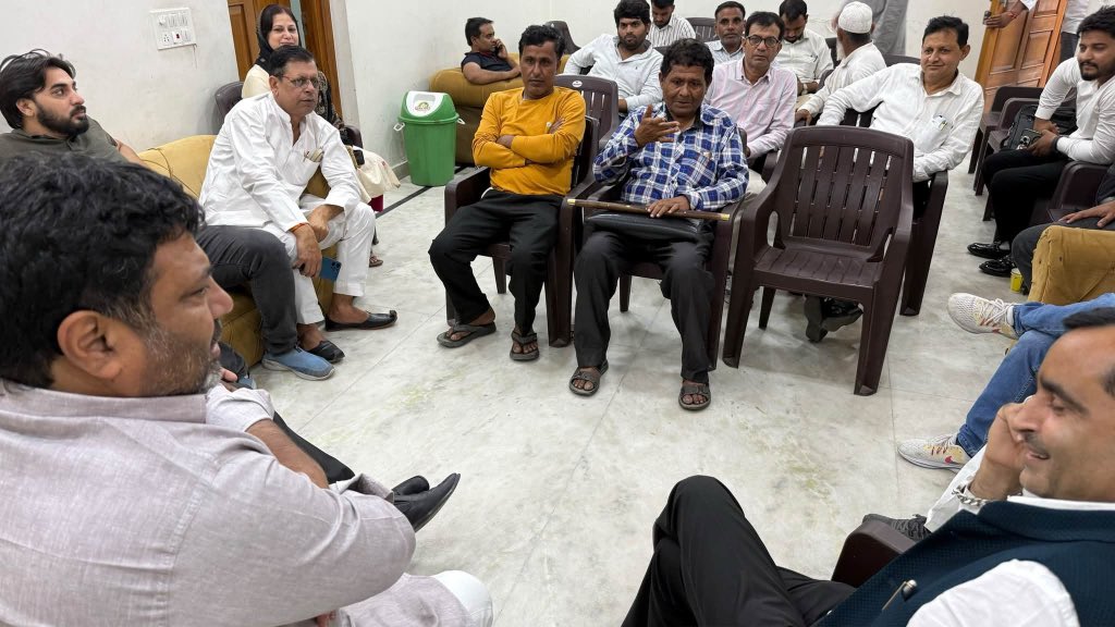Kamalakhtar25's tweet photo. आज मुरादाबाद स्थित जिगर कॉलोनी अपने आवास पर क्षेत्रवासियों से आत्मीय मुलाकात कर उनकी समस्याओं एवं जनहित के विषयों पर सार्थक संवाद किया.

जनता से जुड़ाव, समस्याओं का समाधान और क्षेत्र का विकास यही संकल्प, यही प्राथमिकता. https://t.co/LFmJ0Q4NXR