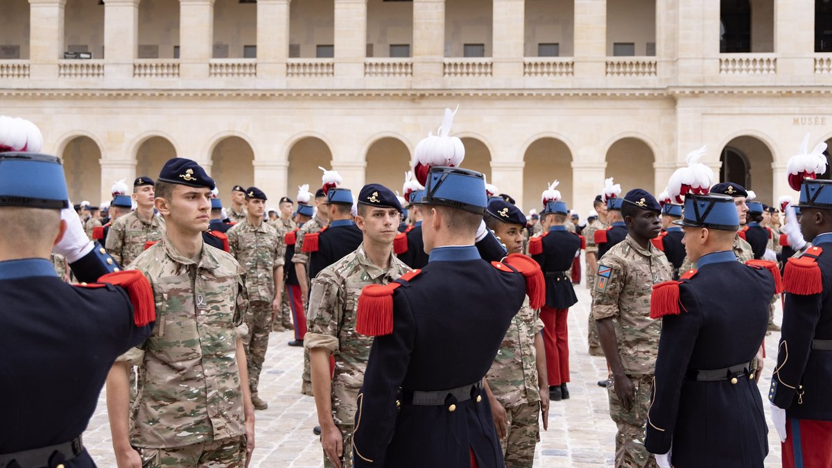 SaintCyrCoet's tweet photo. [ Hériter et transmettre ]
Sous le regard de Napoléon, aux Invalides, deux générations de Saint-Cyriens se sont liées. Un aîné pour guide, l’héritage des grands anciens pour repère et un même idéal : servir les armes de la France. https://t.co/zOW6Vz48cv