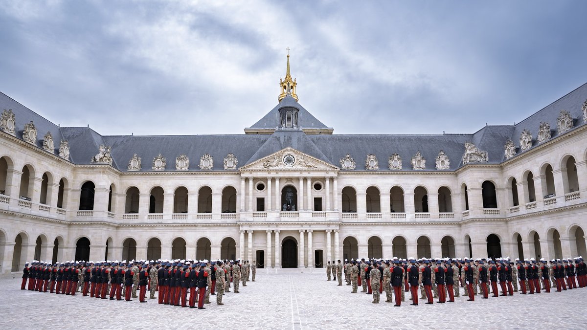 SaintCyrCoet's tweet photo. [ Hériter et transmettre ]
Sous le regard de Napoléon, aux Invalides, deux générations de Saint-Cyriens se sont liées. Un aîné pour guide, l’héritage des grands anciens pour repère et un même idéal : servir les armes de la France. https://t.co/zOW6Vz48cv