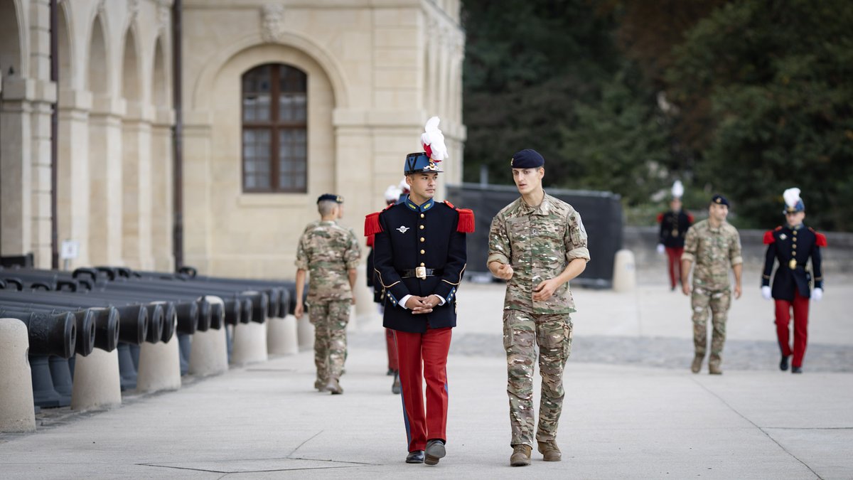 SaintCyrCoet's tweet photo. [ Hériter et transmettre ]
Sous le regard de Napoléon, aux Invalides, deux générations de Saint-Cyriens se sont liées. Un aîné pour guide, l’héritage des grands anciens pour repère et un même idéal : servir les armes de la France. https://t.co/zOW6Vz48cv