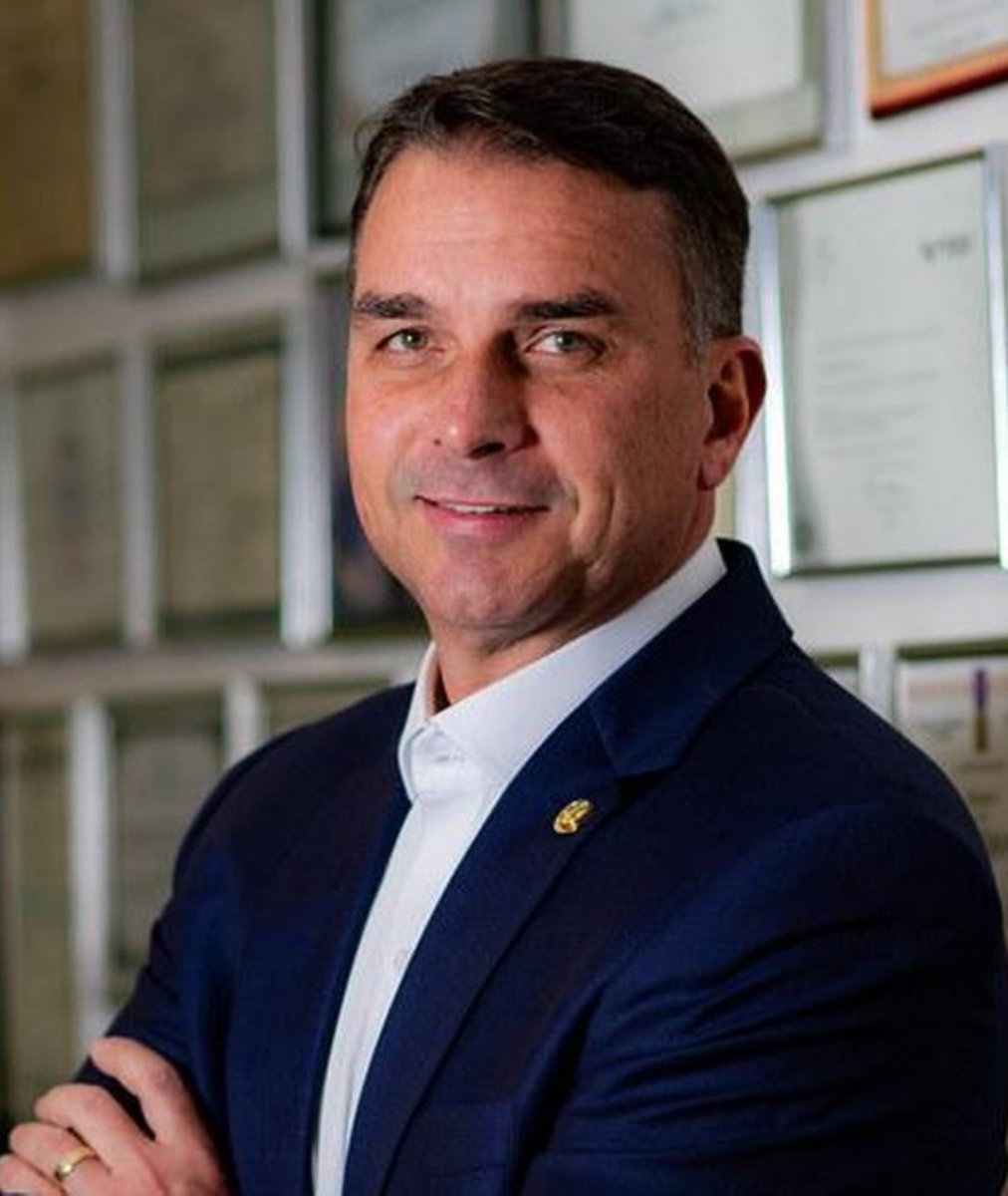 vista_patria's tweet photo. ⚠️ATENÇÃO: PL e aliados de Flávio Bolsonaro traçam planos para 2027 e colocam impeachment de Alexandre de Moraes como pauta “inegociável”. https://t.co/jfNMEkpNLI