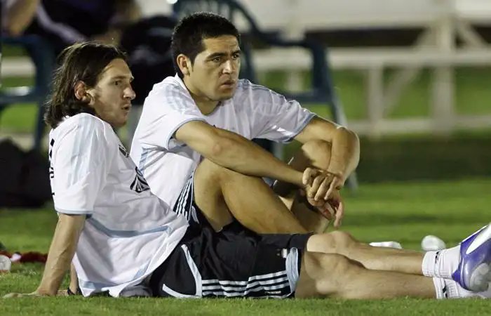 fflorcabj's tweet photo. Soy de la generación que al primer recuerdo de Messi, se le viene la foto 1. A más conciencia, la dupla con Román y un olímpico antes. Después, el resto fue una historia hermosa de amor y compromiso total con la albiceleste. Este día, va a costar mucho. https://t.co/xH3936RpLs