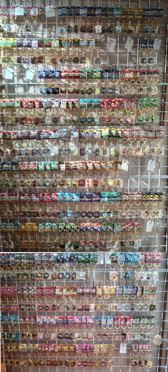 pice773's tweet photo. 旅行の度に買ったり、各地の友人が協力してくれて、
ちいかわご当地キーホルダーがあと20種類くらいでコンプリートまで来た！

壁はキーホルダー用にラックを作って、地域別に吊るしている。地域の特色が出ててみんなかわいい。 https://t.co/x9iKHWSBNS