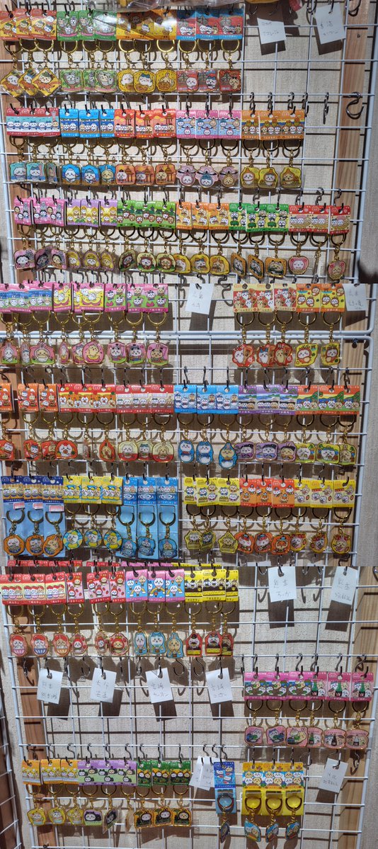 pice773's tweet photo. 旅行の度に買ったり、各地の友人が協力してくれて、
ちいかわご当地キーホルダーがあと20種類くらいでコンプリートまで来た！

壁はキーホルダー用にラックを作って、地域別に吊るしている。地域の特色が出ててみんなかわいい。 https://t.co/x9iKHWSBNS