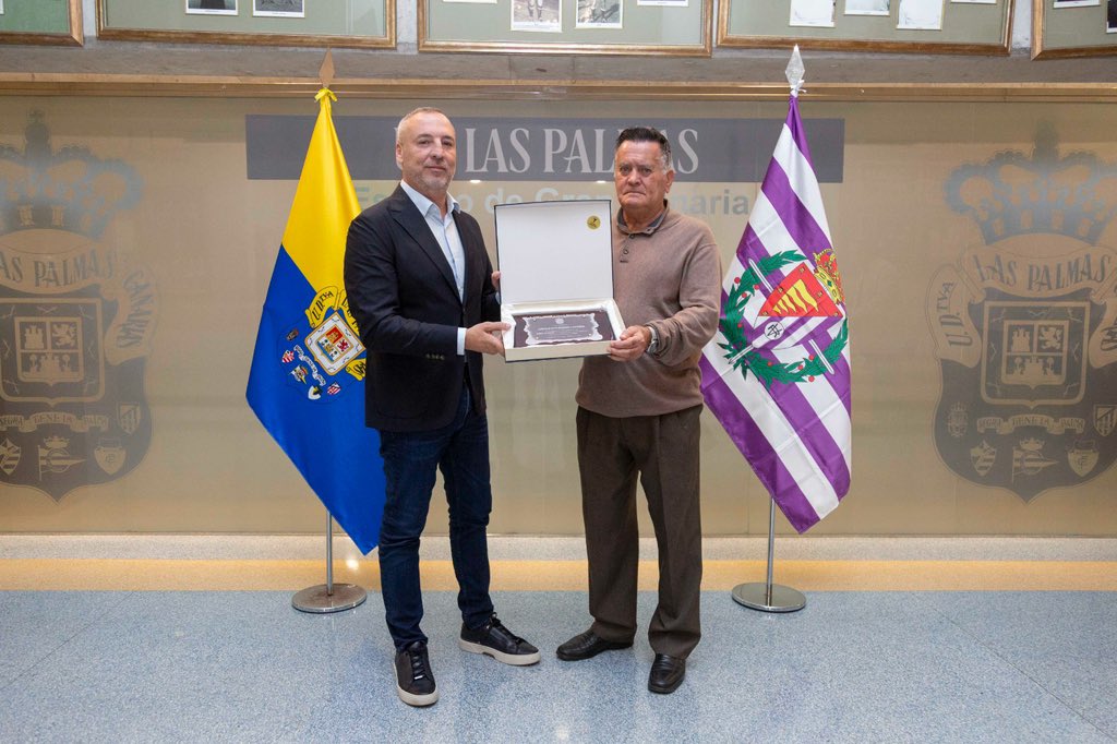 PresidenteUDLP's tweet photo. El domingo tuve la oportunidad de hacer entrega de una placa conmemorativa a Gonzalo Moreno, con motivo de su retirada de la presidencia de la A.D. Barrio Atlántico.
 
Quiero agradecerle su dedicación y compromiso durante todos estos años con el fútbol base y con el deporte de nuestra isla. Ha sido un placer compartir camino y seguir fortaleciendo los lazos entre nuestros clubes 💛💙

Muchísimas gracias, Gonzalo, y mucha suerte en esta nueva etapa. 🤝🏽

#SienteLaUnión #LaUniónHaceLasPalmas
