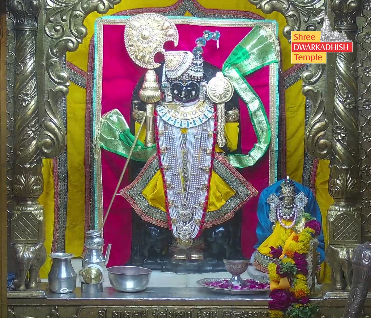 DwarkaOfficial's tweet photo. राजाधीराज द्वारीकाधीशजी के संध्या आरती दर्शन 🙏🏻
श्री द्वारकाधीश मंदिर द्वारका,गुजरात
दिनांक :- 06/10/2026 मंगलवार  

#dwarka #sandhyaaarti
#ShridwarikadhishmandirOfficial https://t.co/uvpKBNar2Q