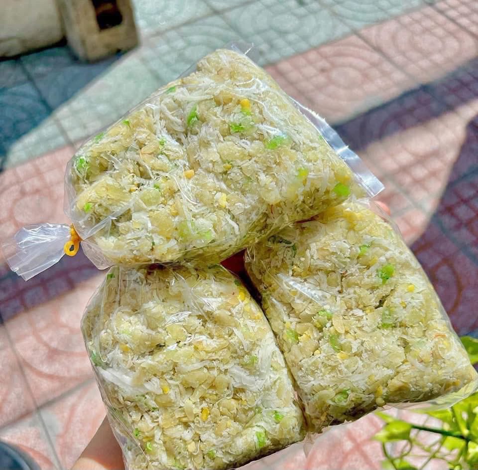 HanaTran86's tweet photo. Thứ 4 gặp lại bánh cốm tuổi thơ.😋
Dẻo, ngọt nhẹ, thơm mùi cốm. Cắn một miếng là nhớ sân nhà, nhớ gánh hàng rong. 😍
Ai cũng còn nhớ vị này không? 🌾✨
#banhcom #tuoitho #thu4 https://t.co/kANPVNTihK