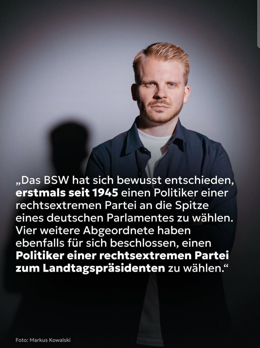 VolkerPetzer's tweet photo. Mach mal halblang, du Kasper! 
Deine Scheißpartei verhandelt in Berlin mit den Mauerschützen! 
An deiner Stelle würd ich den Ball mal ganz flach halten, du Witzfigur. https://t.co/CUPb4Bexlt