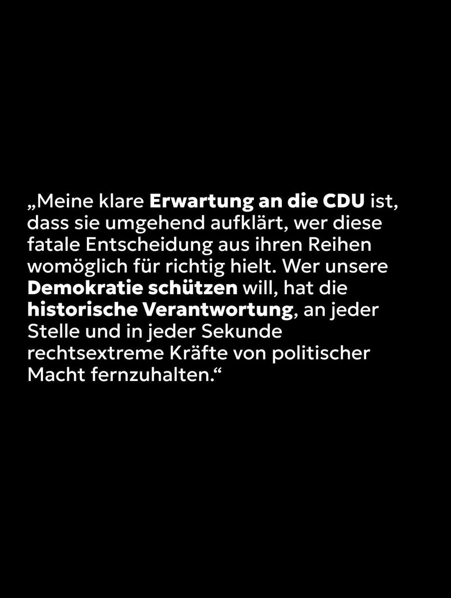 VolkerPetzer's tweet photo. Mach mal halblang, du Kasper! 
Deine Scheißpartei verhandelt in Berlin mit den Mauerschützen! 
An deiner Stelle würd ich den Ball mal ganz flach halten, du Witzfigur. https://t.co/CUPb4Bexlt