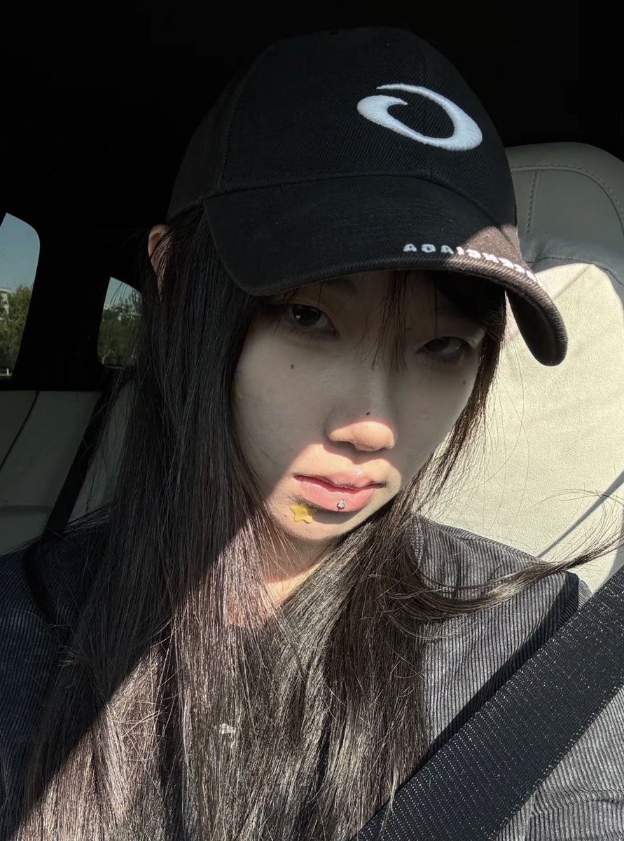 yeahyyang99478's tweet photo. 不会给开学一点好脸色 #les #wlw https://t.co/SOewglJUn6