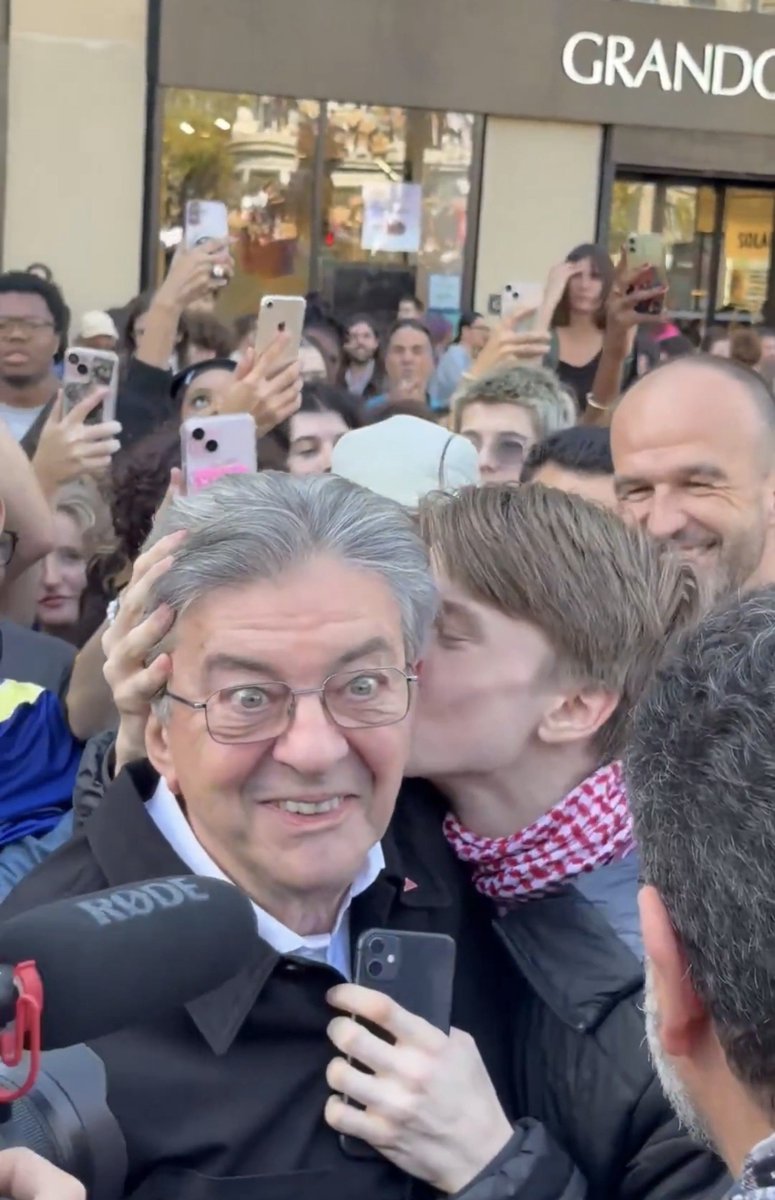 EmPlumer_'s tweet photo. Je suis fumée de rire
Il est tellement à l'aise https://t.co/vq33O4BNKr