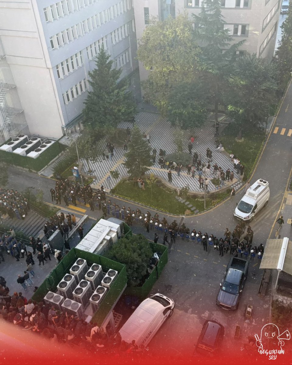 boununsesi's tweet photo. BOĞAZİÇİ KUŞATMA ALTINDA

Yemekhane zamlarına karşı meşru taleplerini dile getiren öğrencilere karşı çevik, sivil ve ÖGB ordusu seferber edildi. Hisarüstü mahallesi fiili olarak kuşatıldı, öğrencilerin yemekhaneye girişine izin verilmiyor