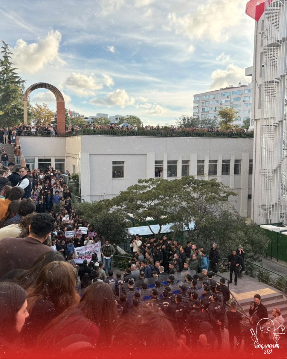 boununsesi's tweet photo. BOĞAZİÇİ KUŞATMA ALTINDA

Yemekhane zamlarına karşı meşru taleplerini dile getiren öğrencilere karşı çevik, sivil ve ÖGB ordusu seferber edildi. Hisarüstü mahallesi fiili olarak kuşatıldı, öğrencilerin yemekhaneye girişine izin verilmiyor