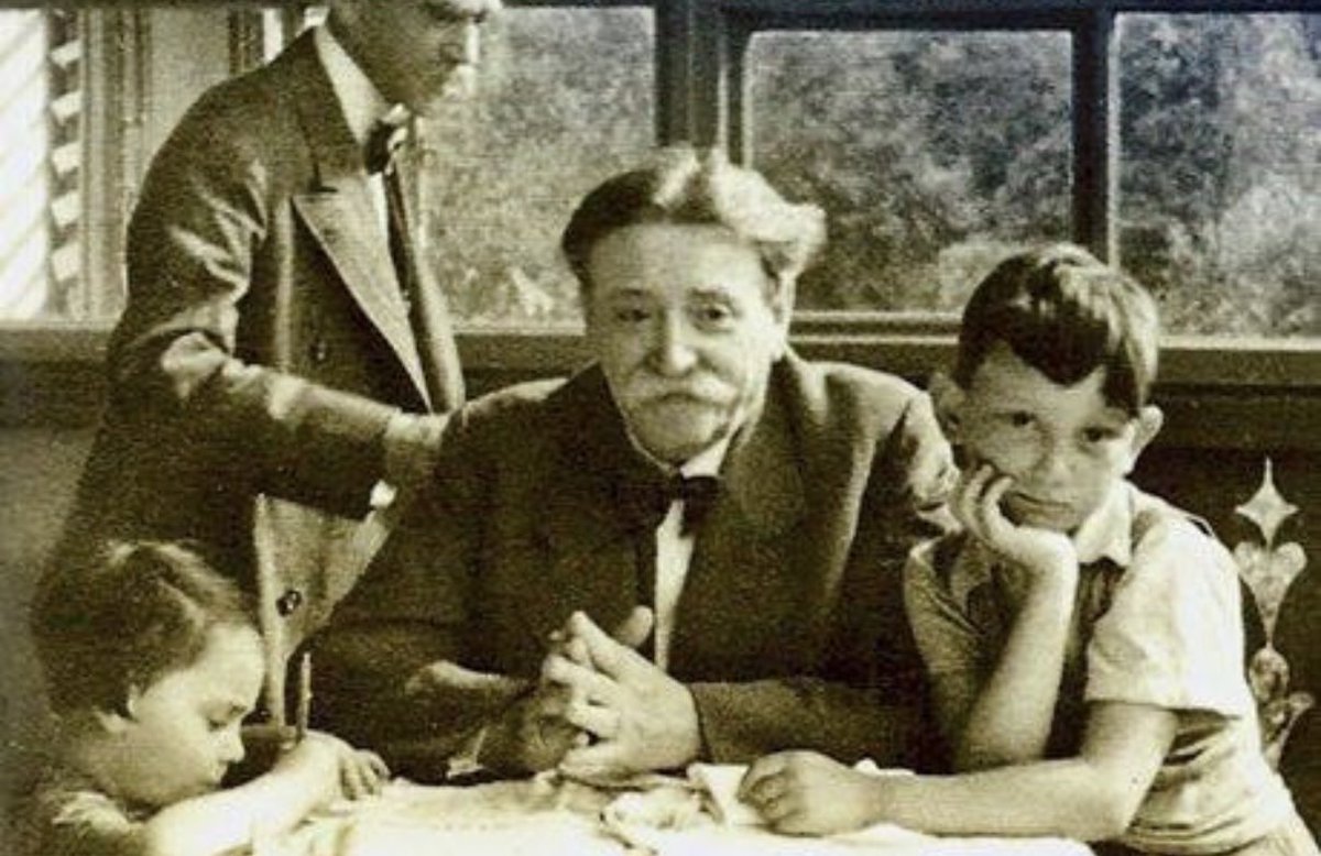 Visionaryvoid's tweet photo. This gentleman is Eduard Bloch, the Austrian Jewish physician to the Hitler family. He practiced in Linz, Austria, and treated both of Adolf's parents for nearly a decade

Because of the Hitlers' financial hardship, Bloch always charged a small fee and sometimes no money at all. In 1907, he diagnosed Adolf's mother, Klara P��lzl, with breast cancer. Her pain was eased by daily intake of drugs prescribed by Bloch, which was said to have prolonged her life and eased her suffering before her inevitable death that same year.
In 1925, Hitler gave him special thanks in his memoir "Ich werde Ihnen ewig dankbar sein" and in 1937 he referred to him as "Edeljude", a noble Jew, for whom he had deep affection and respect. A year later, in 1938, Bloch wrote a letter to Hitler asking for help and was then placed under special protection by the Gestapo: he was the only Jew in Linz with this privilege.
In 1940 Bloch emigrated to the United States, to New York, without practicing medicine anymore since his degree was not recognized in the States. In 1941 and 1943 he was contacted by the American secret services for information about Hitler's childhood in which he recalled that his mother was very pious and kind and that her son, at his imminent death, was "the saddest person he had ever seen".
Because of the Hitlers' financial hardship, Bloch always charged a small fee and sometimes no money at all. In 1907, he diagnosed Adolf's mother, Klara Pölzl, with breast cancer. Her pain was eased by daily intake of drugs prescribed by Bloch, which was said to have prolonged her life and eased her suffering before her inevitable death that same year.
In 1925, Hitler gave him special thanks in his memoir "Ich werde Ihnen ewig dankbar sein" and in 1937 he referred to him as "Edeljude", a noble Jew, for whom he had deep affection and respect. A year later, in 1938, Bloch wrote a letter to Hitler asking for help and was then placed under special protection by the Gestapo: he was the only Jew in Linz with this privilege.
In 1940 Bloch emigrated to the United States, to New York, without practicing medicine anymore since his degree was not recognized in the States. In 1941 and 1943 he was contacted by the American secret services for information about Hitler's childhood in which he recalled that his mother was very pious and kind and that her son, at his imminent death, was "the saddest person he had ever seen".