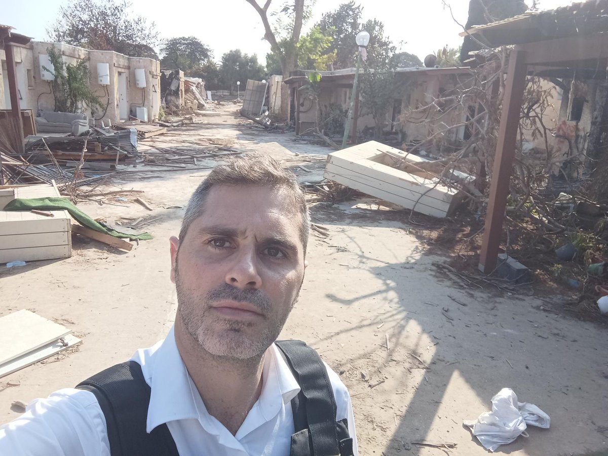Samlev613's tweet photo. Il y a des images qui ne vous quittent jamais.

À peine 3 semaines après le 7 Octobre, je suis entré à Kfar Aza.
J’y étais avec le député @yossitaieb, le ministre @AmichaiChikli, @ZemmourEric et @knafo_sarah .
Je me souviens du silence, de l’odeur, des maisons brûlées. 
Des impacts partout.
Et surtout de cette sensation impossible à expliquer : la mort était encore présente.

J’ai vu de mes propres yeux les traces laissées par les massacres. 
À cet instant, ce pogrom n’était plus une vidéo sur un téléphone ou une information à la télévision. Il était là, devant moi.

Demain, cela fera trois ans.

Ce soir et demain, je partagerai avec vous quelques photos de cette visite et de ce que j’ai vu dans les semaines qui ont suivi.
Trois ans de guerre de blessures où tant de familles vivent encore avec ce matin-là.
Ils ont voulu nous mettre à genoux.
Ils ont réveillé un peuple de lions.

Ni oubli.
Ni pardon.
עם ישראל חי 🇮🇱
