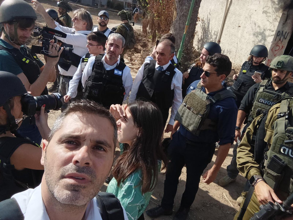 Samlev613's tweet photo. Il y a des images qui ne vous quittent jamais.

À peine 3 semaines après le 7 Octobre, je suis entré à Kfar Aza.
J’y étais avec le député @yossitaieb, le ministre @AmichaiChikli, @ZemmourEric et @knafo_sarah .
Je me souviens du silence, de l’odeur, des maisons brûlées. 
Des impacts partout.
Et surtout de cette sensation impossible à expliquer : la mort était encore présente.

J’ai vu de mes propres yeux les traces laissées par les massacres. 
À cet instant, ce pogrom n’était plus une vidéo sur un téléphone ou une information à la télévision. Il était là, devant moi.

Demain, cela fera trois ans.

Ce soir et demain, je partagerai avec vous quelques photos de cette visite et de ce que j’ai vu dans les semaines qui ont suivi.
Trois ans de guerre de blessures où tant de familles vivent encore avec ce matin-là.
Ils ont voulu nous mettre à genoux.
Ils ont réveillé un peuple de lions.

Ni oubli.
Ni pardon.
עם ישראל חי 🇮🇱