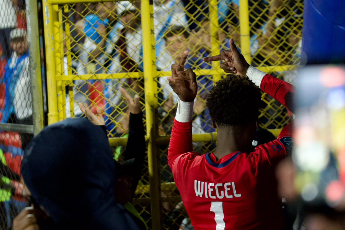 wijors's tweet photo. Acusan a Guatemala de hacer cánticos raciales contra los de Surinam haciendo sonidos, yo no escuché pero ellos aducen que eso pasó.

Durante todo el partido los jugadores visitantes se la pasaron provocando a la afición https://t.co/UkdY6N9YuZ