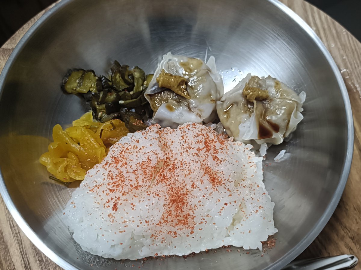kiritom_loop's tweet photo. 小腹が減ったので冷蔵庫へ
つまみ食いと夜食の中間位？
それにしても、今更なんだけど、電子レンジって便利だよなあ

 #自炊 https://t.co/7ToCcHPNe5