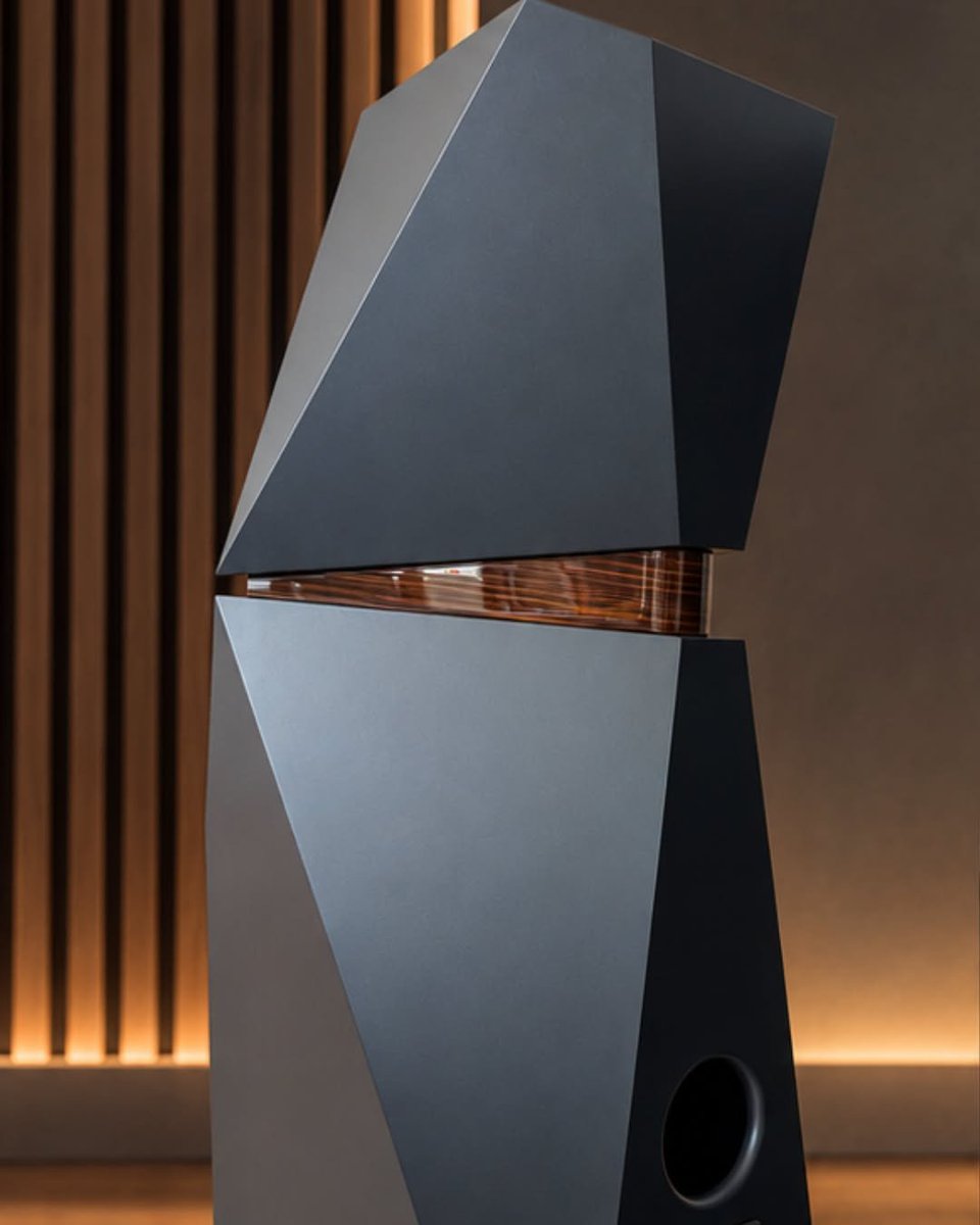AudioVideoWars's tweet photo. Referencyjne kolumny STEALTH 2 od AudioPhase: 11-calowy woofer, diamentowa kopułka, obudowa z kompozytów i włókna węglowego. Formę zaprojektował Krzysztof Lichoń z Circle Labs. 🇵🇱

📍 Radisson Blu Sobieski, Belweder I. 23-25.10
🎫 https://t.co/PWsDDSIPSe
#AudioVideoShow https://t.co/bWvwR9pf8z