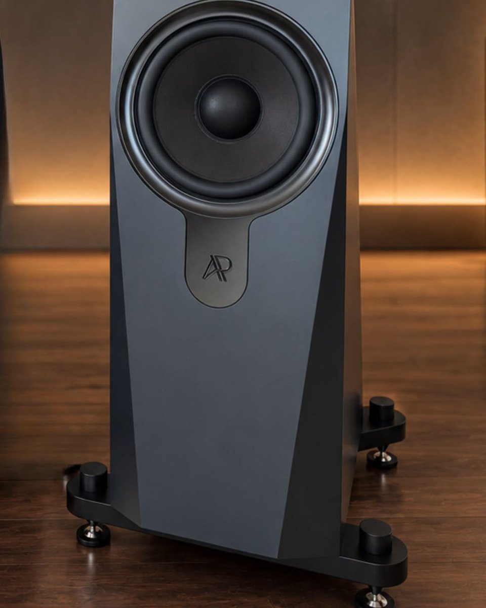 AudioVideoWars's tweet photo. Referencyjne kolumny STEALTH 2 od AudioPhase: 11-calowy woofer, diamentowa kopułka, obudowa z kompozytów i włókna węglowego. Formę zaprojektował Krzysztof Lichoń z Circle Labs. 🇵🇱

📍 Radisson Blu Sobieski, Belweder I. 23-25.10
🎫 https://t.co/PWsDDSIPSe
#AudioVideoShow https://t.co/bWvwR9pf8z