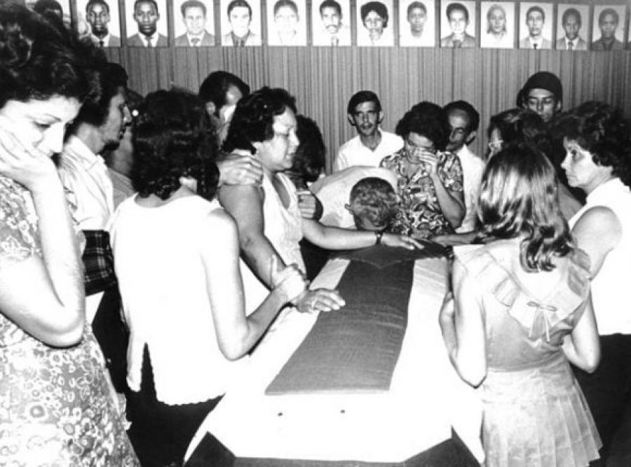 PresidenciaCuba's tweet photo. 🇨🇺| El crimen de #Barbados, un dolor que se multiplica.

Compartimos entrevista realizada hace algunos años a la intelectual venezolana Alicia Herrera, donde relata su “acercamiento” a los autores del abominable crimen que costó la vida de 73 cubanos.

🔗| https://t.co/cdDcXgEPtL https://t.co/9LXLzh4384