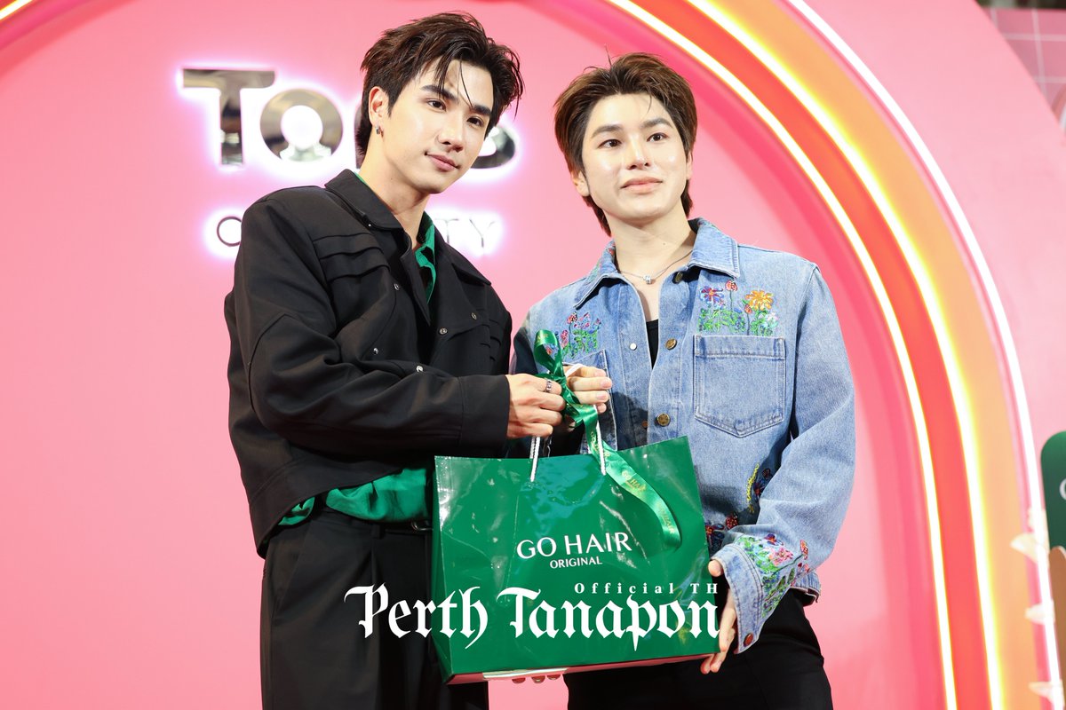 PerthOfficialTH's tweet photo. PERTH X TOPS OF GOHAIR 
#GOHAIRxPerth 
#PerthTanapon #KDPPE

ขอขอบคุณ @gohairoriginal ที่เชิญพี่เพิร์ธมาร่วมกิจกรรม Tops Of Beauty by Looks ในครั้งนี้นะครับ ได้ทำความรู้จักกับผลิตภัณฑ์ดีๆ จาก GO HAIR หลายอย่างเลย และหวังว่าจะได้มีโอกาสร่วมงานกันอีกครั้งครับ

ขอบคุณทุกกำลังใจที่ส่งให้พี่เพิร์ธด้วยนะครับ เดินทางกลับบ้านโดยสวัสดิภาพ แล้วพบกันใหม่งานต่อไปครับ