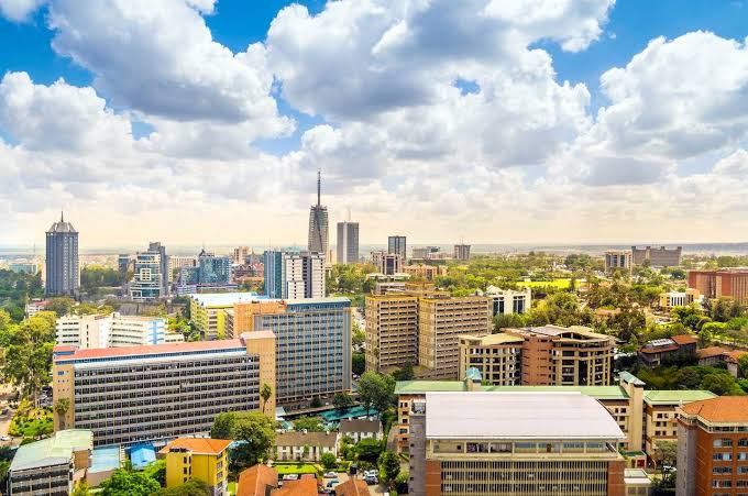 RadioRubavu's tweet photo. Muri Kenya habonetse umurwayi wa mbere wa  Ebola: amakuru agaragaza ko uyu murwayi yitabye Imana ku mugoroba w’ejo ku wa mbere, aho yari mu bitaro  i Nairobi.
Kenya yavuze ko uyu murwayi yari amaze imyaka 7 akorera muri DRC. Abantu 28 bahuye n'uyu wanduye bari gukurikiranwa. https://t.co/IoOcGRXflz