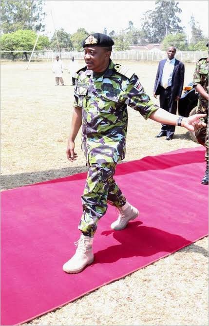 Trivella_'s tweet photo. Kenya's president.       Vs.    Nigerian fossil . https://t.co/fAKZ2ZA9Fm
