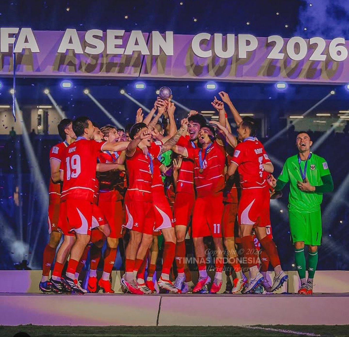 sipsipaajos's tweet photo. Gw gak terlalu tau tauan tentang bola, kalo gak fomo ya gara2 Cristiano Ronaldo. Tapi bukan soal itu,
Kemenangan timnas Indonesia tadi malam. Gua liat euforianya orang2 terdekat gw, dan gw ikut seneng sekaligus bangga.. congratulations Timnas Indonesia, #TimanDay https://t.co/xgw8vx0a6k