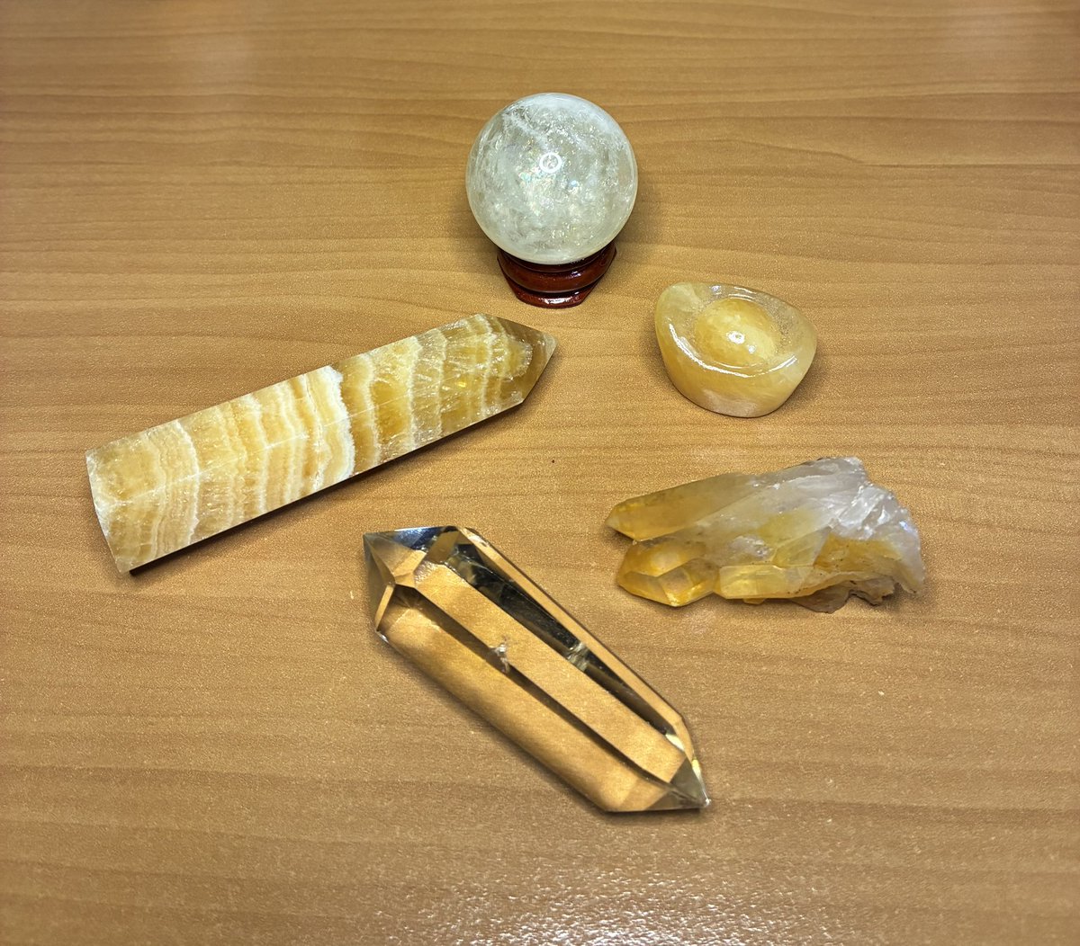 TEALGREEN_ART's tweet photo. 先日お迎えした石さんは
エンジェライトさん
ひと目見たとき
美味しそうなバブルガムって思ったw
お腹の調子がよくないので
黄色の石さん達に
パワーもらってる^ - ^
ありがと😊 https://t.co/3tbn2hIzwB