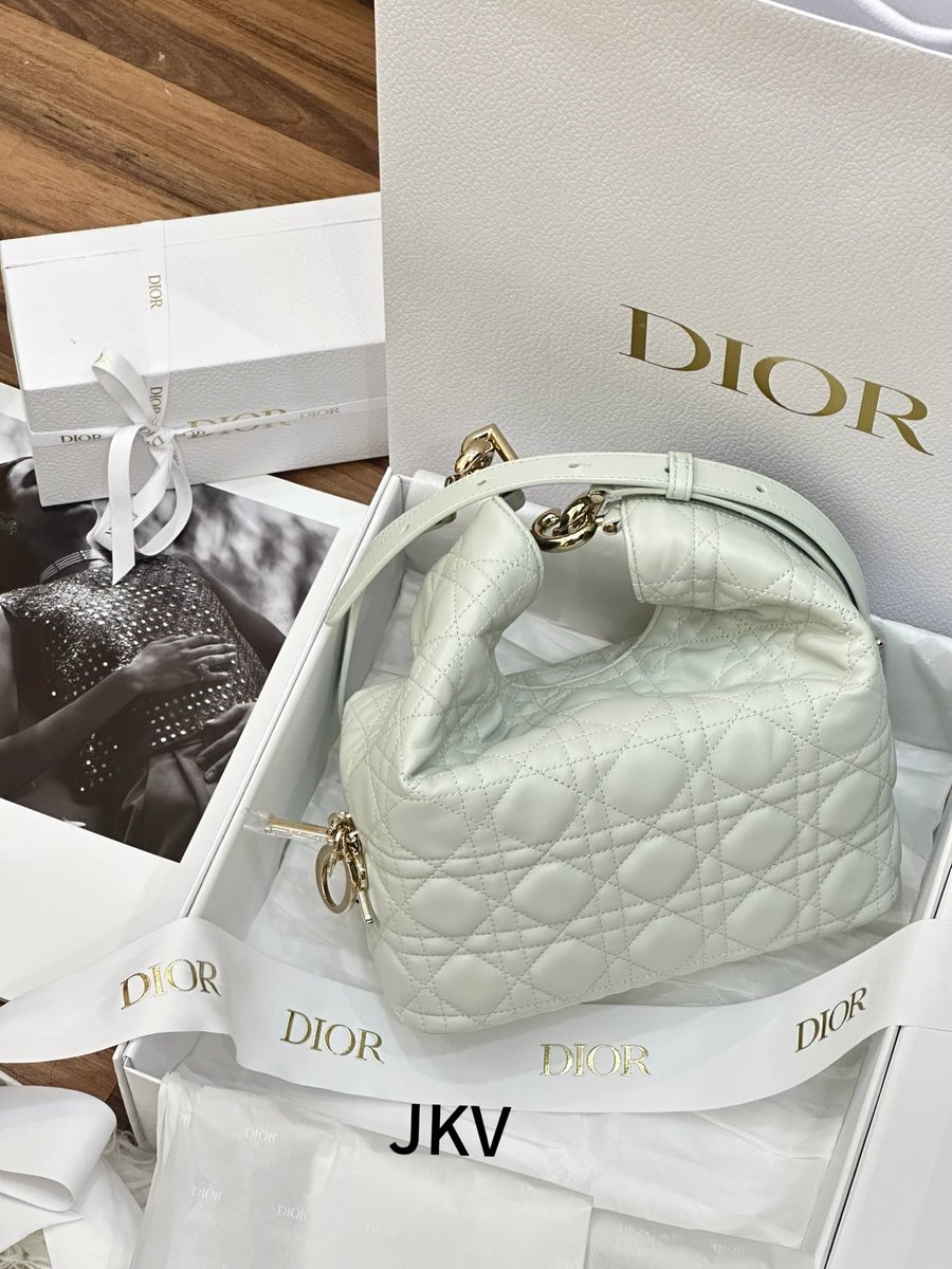 JIKARMAFICATION's tweet photo. We are not bots; we genuinely love #Jisoo and all her brand endorsements. Jisoo herself is the epitome of classy beauty and timeless elegance. Only the world’s top-tier brands offering the highest level of ambassadorship are worthy of her.

 @officialBLISSOO  @Dior  @Cartier https://t.co/RgcCSnaPDh