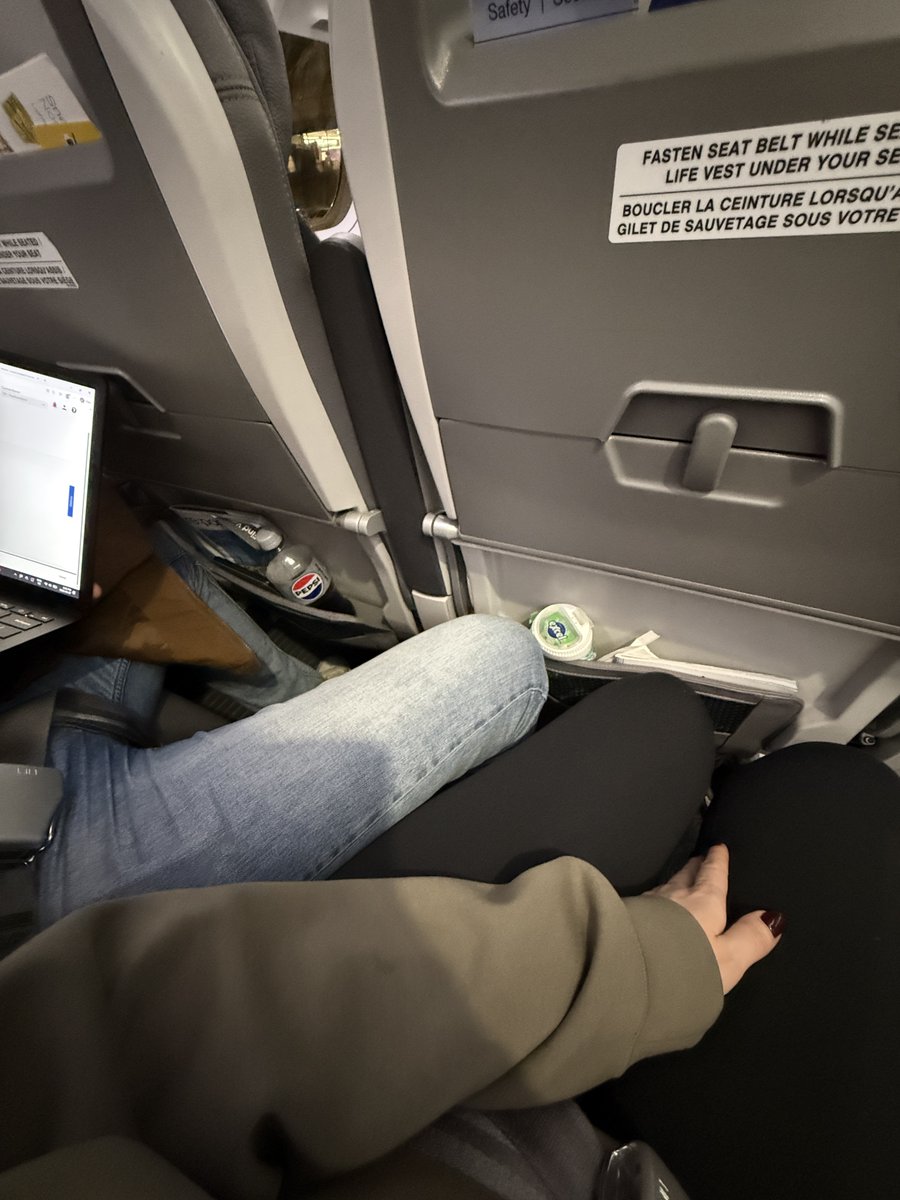 lilybrodi's tweet photo. NEVER FLYING AGAIN 

unless i'm sat next to a woman

manspreading should be banned on flights https://t.co/0PtWVp6rzb