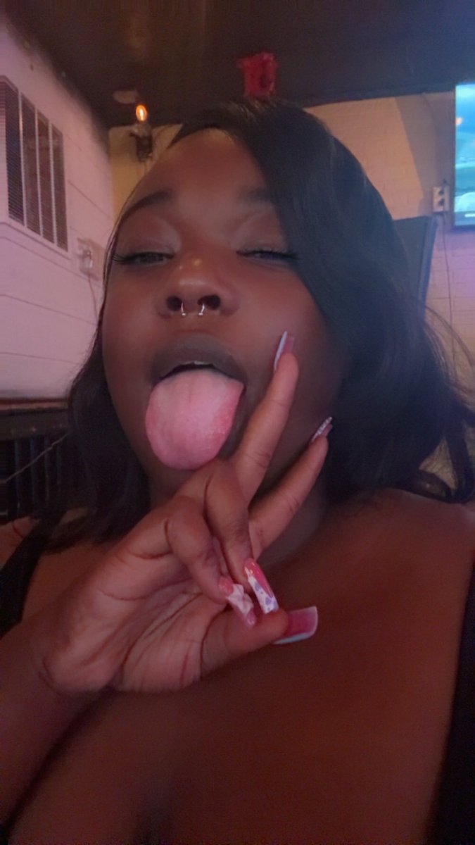 juicc_world99's tweet photo. Single &amp; Pretty 😌💜But yall see my new toy🙃🙃 https://t.co/nT79Tub7n0