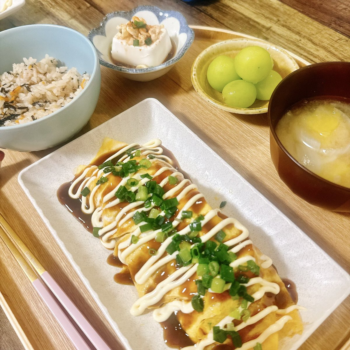 yumeka_log's tweet photo. 今日の節約晩ごはん𓌉𓇋 

☑︎ とんぺい焼き
☑︎ ひじきとなめこの炊き込みご飯
☑︎ さつまいもと玉ねぎのお味噌汁
☑︎ 冷奴
☑︎ シャインマスカット

初めてひじきを買ってみたー！ https://t.co/DLJAnlnrK1