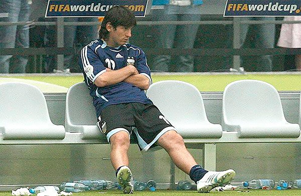 fflorcabj's tweet photo. Soy de la generación que al primer recuerdo de Messi, se le viene la foto 1. A más conciencia, la dupla con Román y un olímpico antes. Después, el resto fue una historia hermosa de amor y compromiso total con la albiceleste. Este día, va a costar mucho. https://t.co/xH3936RpLs