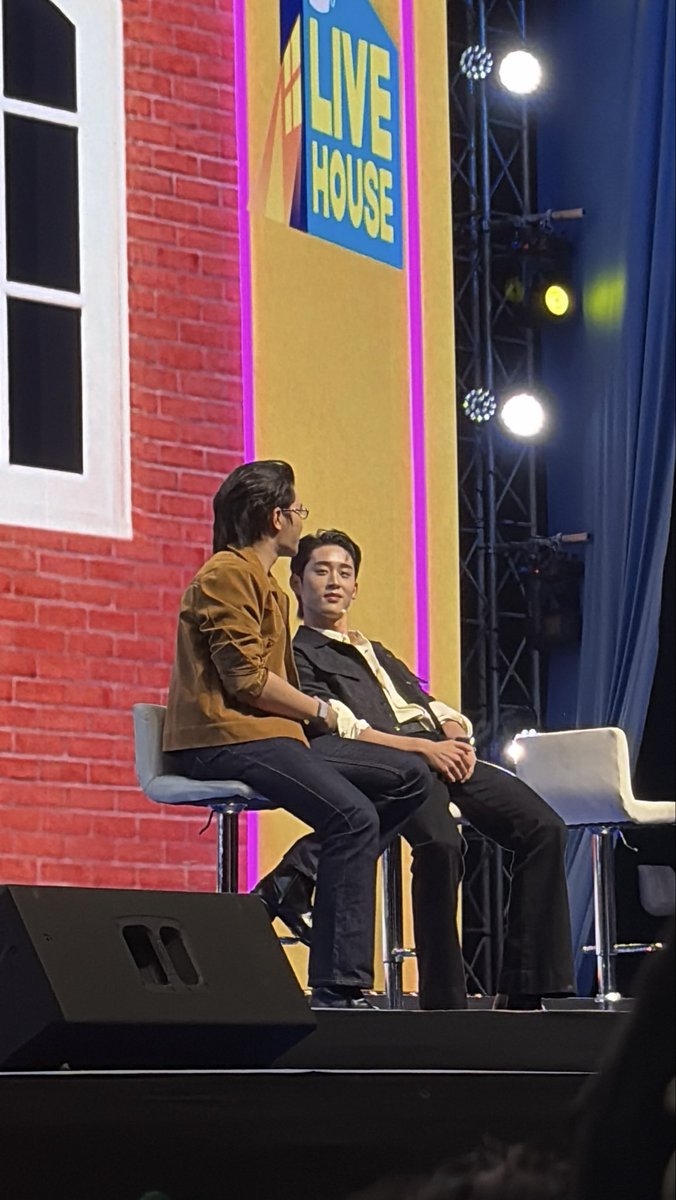 bambinminten's tweet photo. รีแอคพี่ดารากับฉากสุดเขิล🤪

WILLIAMEST WESLEY ON STAGE
#GMMTVLiveHouse #WilliamEst https://t.co/P8Zdj03yE0