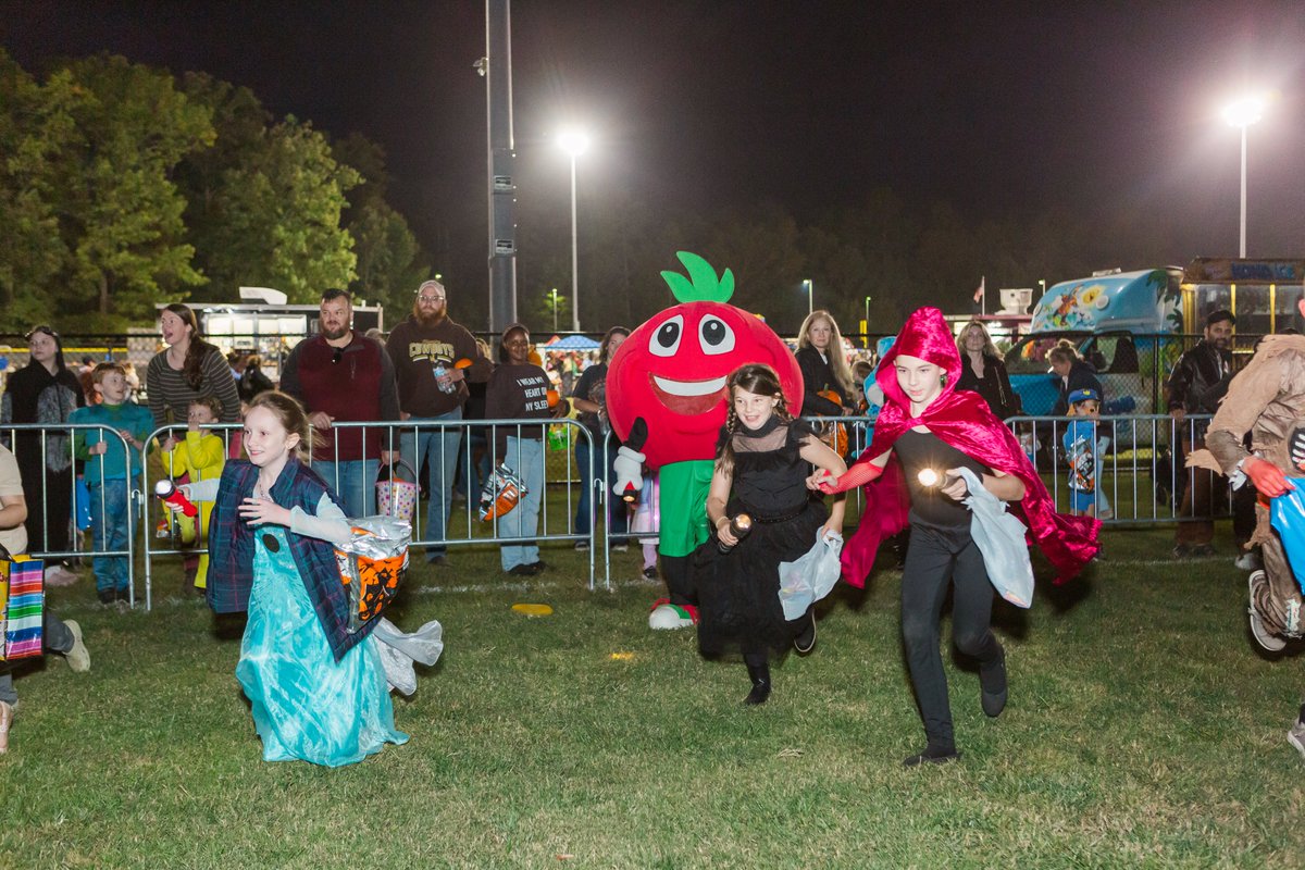 HanoverVa's tweet photo. SpookyFUN Fest is back &amp; Hanover County Parks and Recreation is once again putting on a Halloween celebration that the whole family can enjoy!

Friday at Pole Green Park
Saturday at Poor Farm Park
Gates open 4:30-8 p.m.

Moreℹ️ https://t.co/LzFvu2nY09.

#HanoverVA #HereInHanover https://t.co/AjgiBJSdFw
