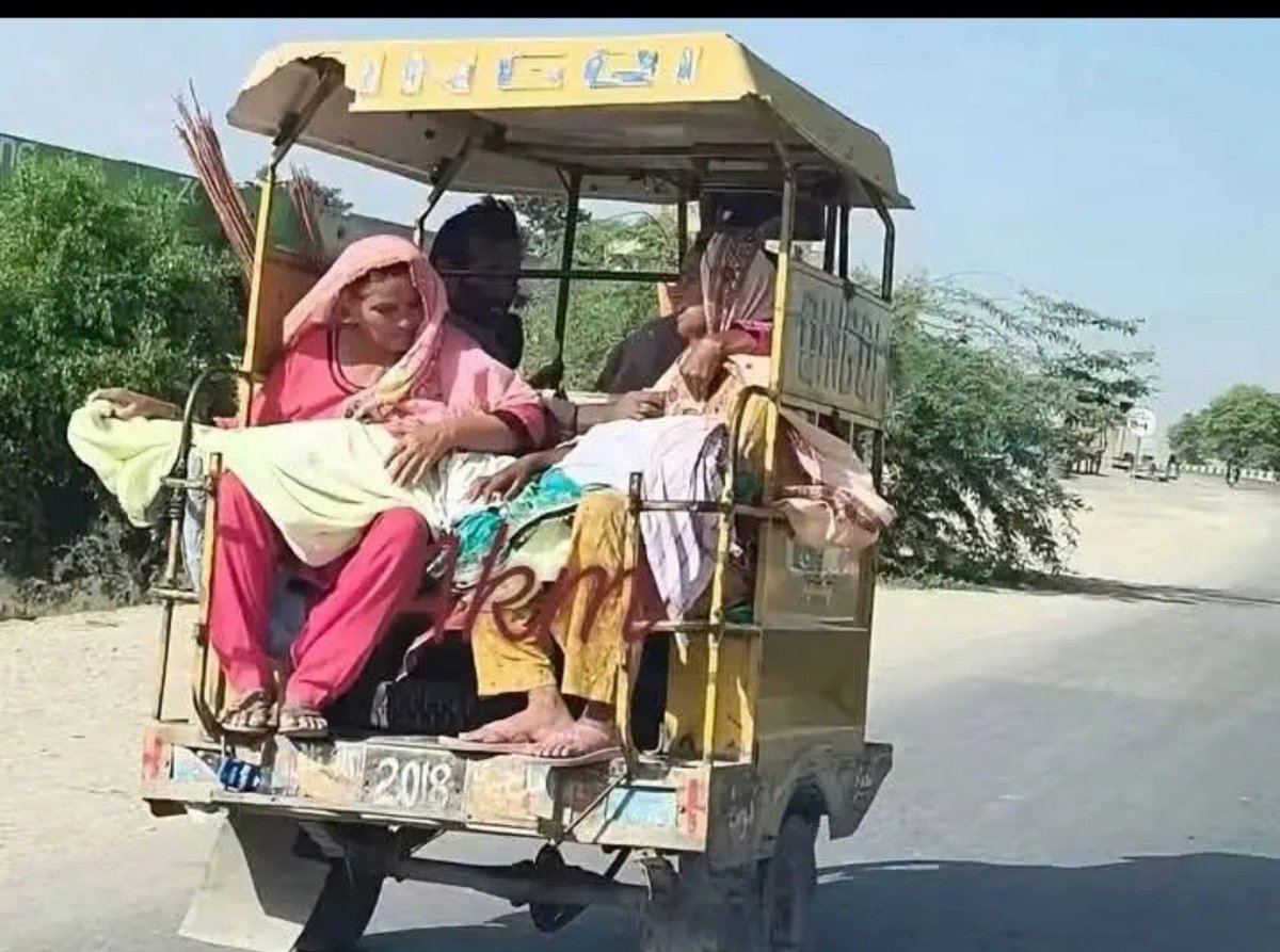 KaynatFChannar's tweet photo. پاکستان حکمران اتنے امیر کہ کھانسی بھی آجائے تو لندن میں چیک اپ کرانے چلے جاتے اور عوام اتنی غریب کہ میت یا مریض کو ہسپتال یا گھر منتقل کرنے کے لیے سواری کے بھی پیسے نہیں ہائے غربت😥
یہ ہے اصل دو قومی نظریہ۔امیر کے لیے اور اور غریب کے لیے اور https://t.co/PyrakpZ31T