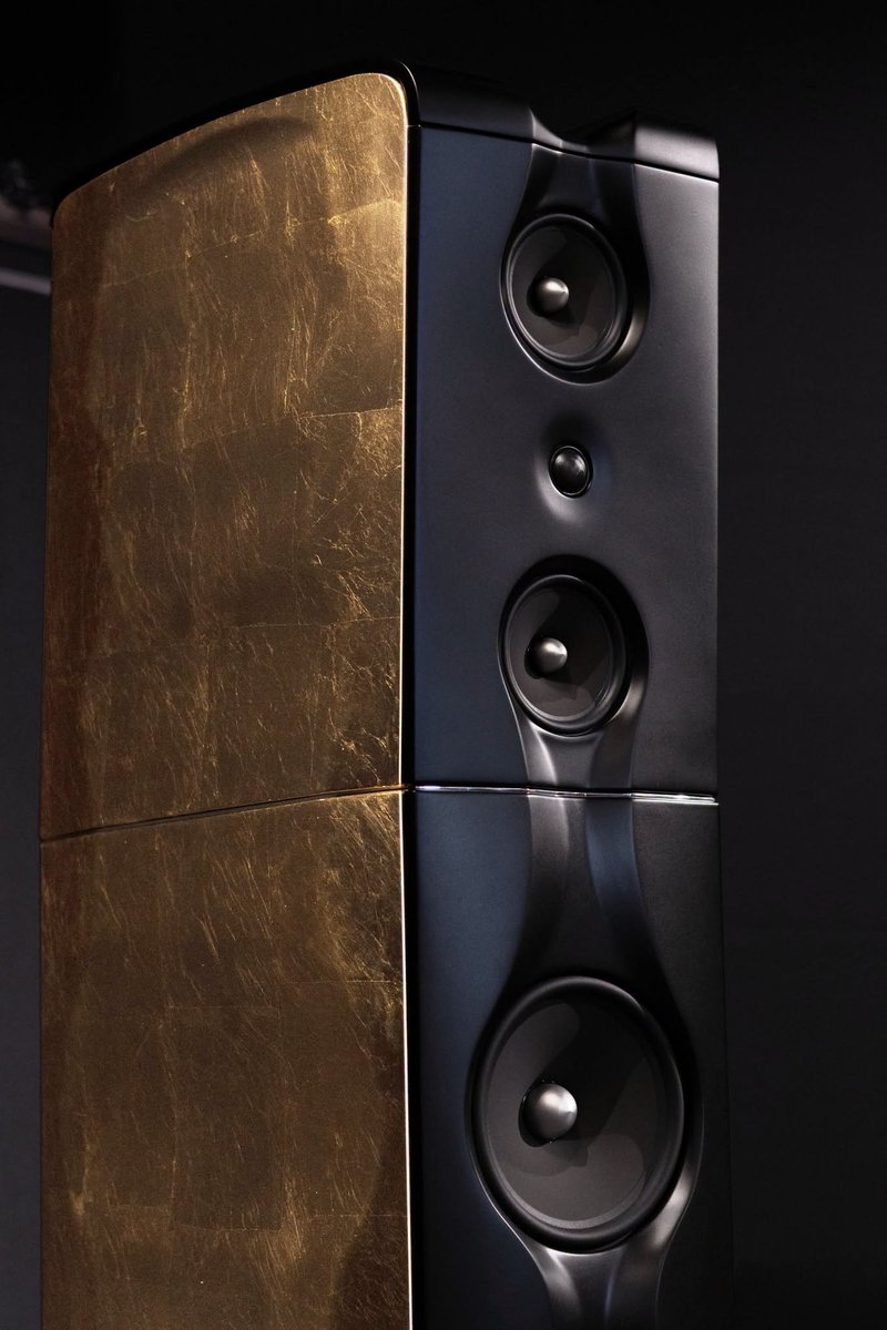 AudioVideoWars's tweet photo. Kolumny pokryte prawdziwymi złotymi płatkami. Delta Audio pokaże system Gold Note z flagowymi XS-85 i rocznicowym gramofonem Mediterraneo X. Włoskie rzemiosło w czystej postaci.

📍 Hotel Sobieski, Arkadia 1. 23-25.10
🎫 https://t.co/PWsDDSJnHM
#AudioVideoShow https://t.co/0ibHhWr8MM