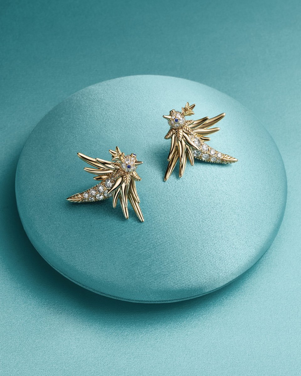 TiffanyAndCo's tweet photo. The new partial pavé earrings from the Bird on a Rock collection are sculpted to evoke movement and life from every angle. Carefully rendering the avian form in 18k gold with brilliant pavé diamonds, Tiffany artisans compose each wing with multiple layers of polished feathers in an homage to Jean Schlumberger’s original creation, displaying unparalleled artistry and innovation. #TiffanyAndCo

Discover more: https://t.co/M1grjiJd0w