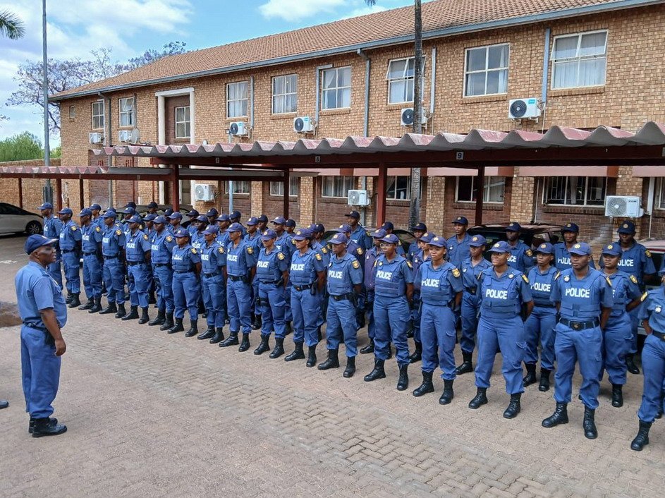 planetsoil's tweet photo. @crazy_kennar South African police 👉🏿👉🏿                 ikenya police 😂😂😂 . Let's not waste our data https://t.co/Mom5wyv3an